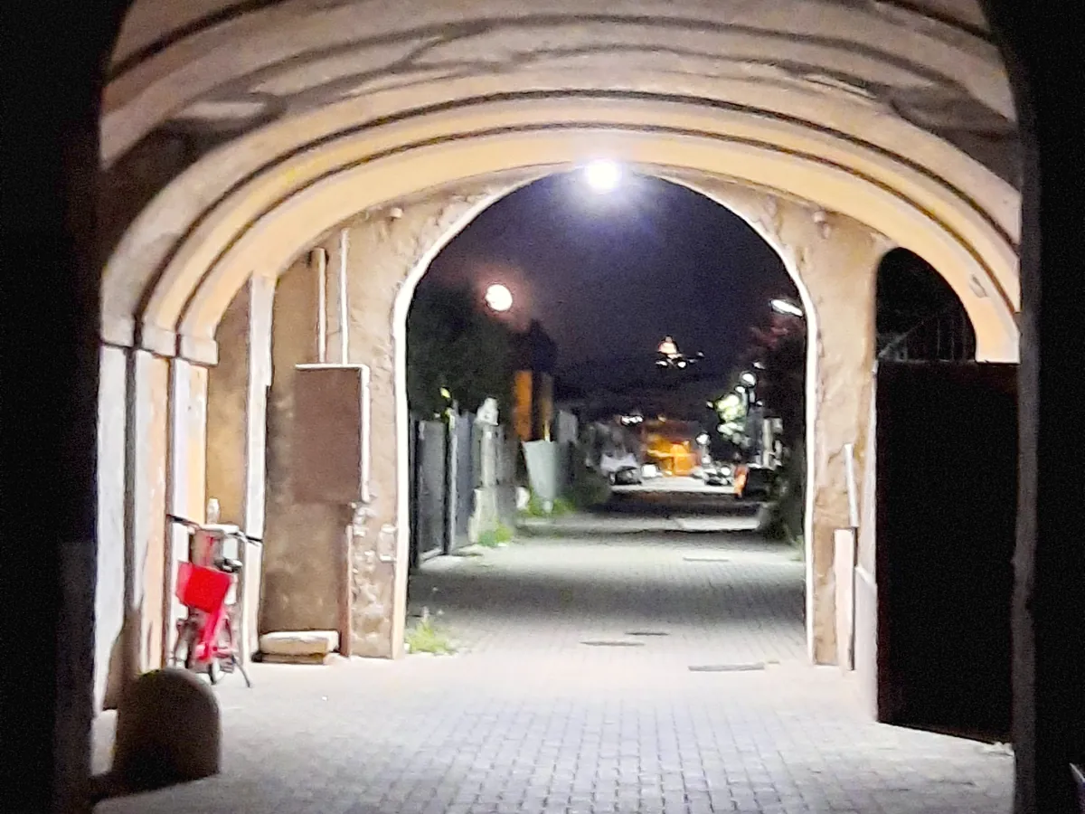 L'androne della cascina, di sera