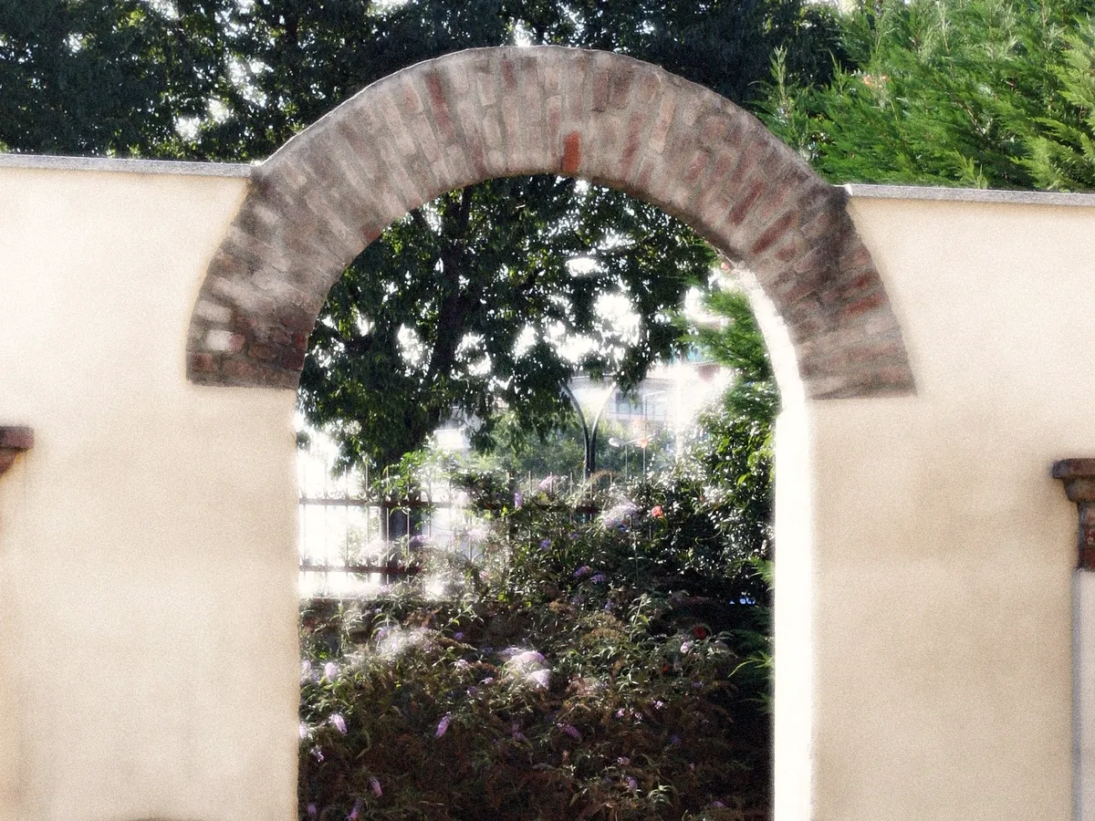 L'arco in mattoni del giardino