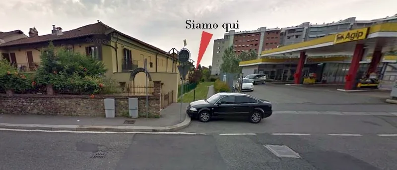 La cascina vista dalla strada, all'angolo prima del distributore