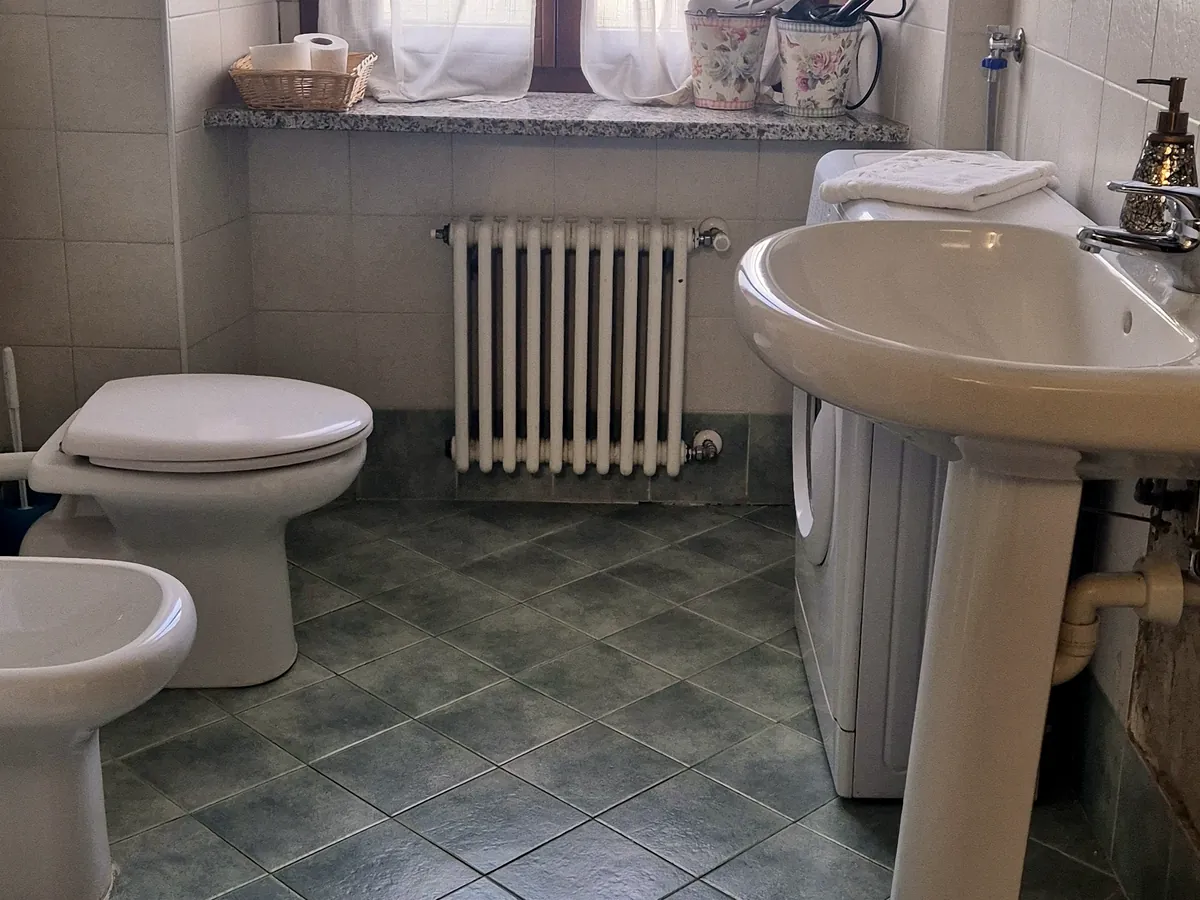 Il bagno, con la lavatrice