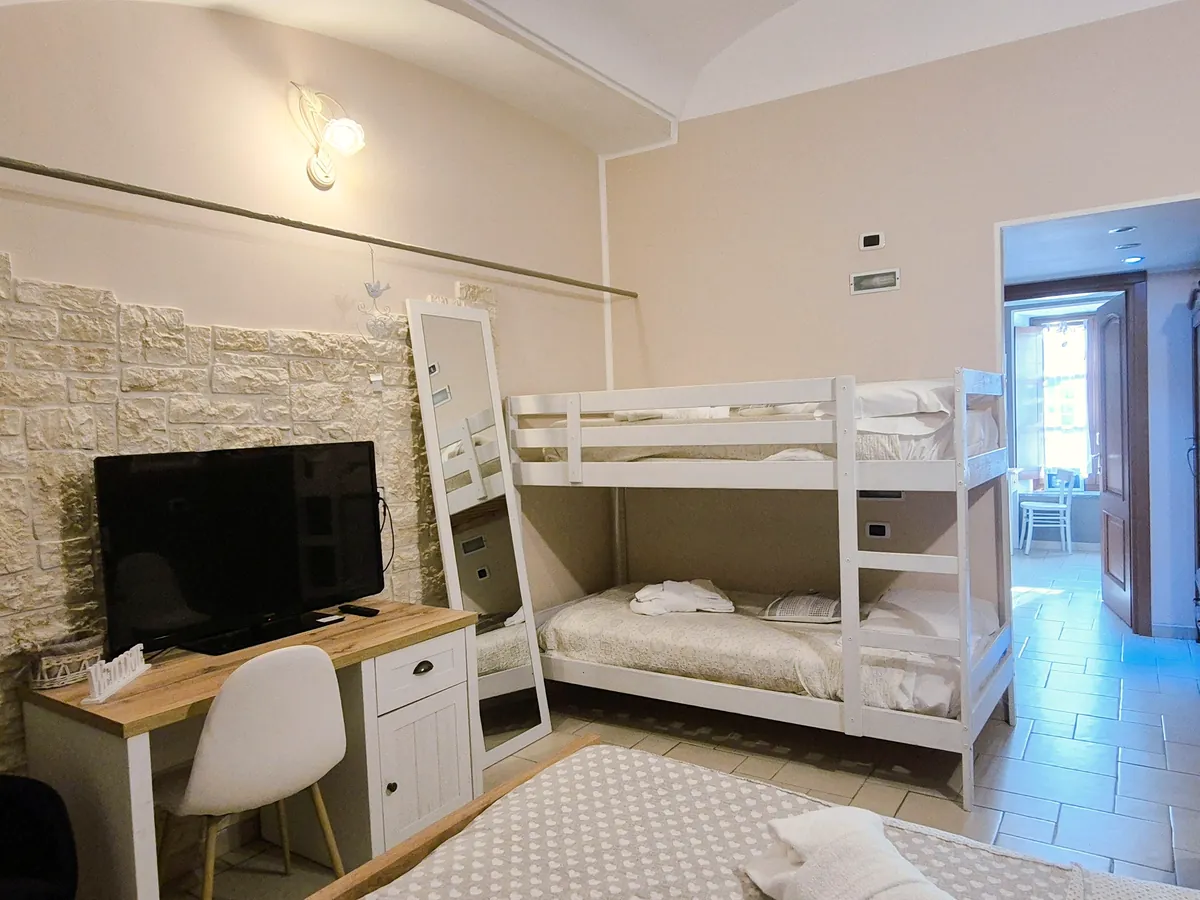 The room Il Marchese, with its stone arch