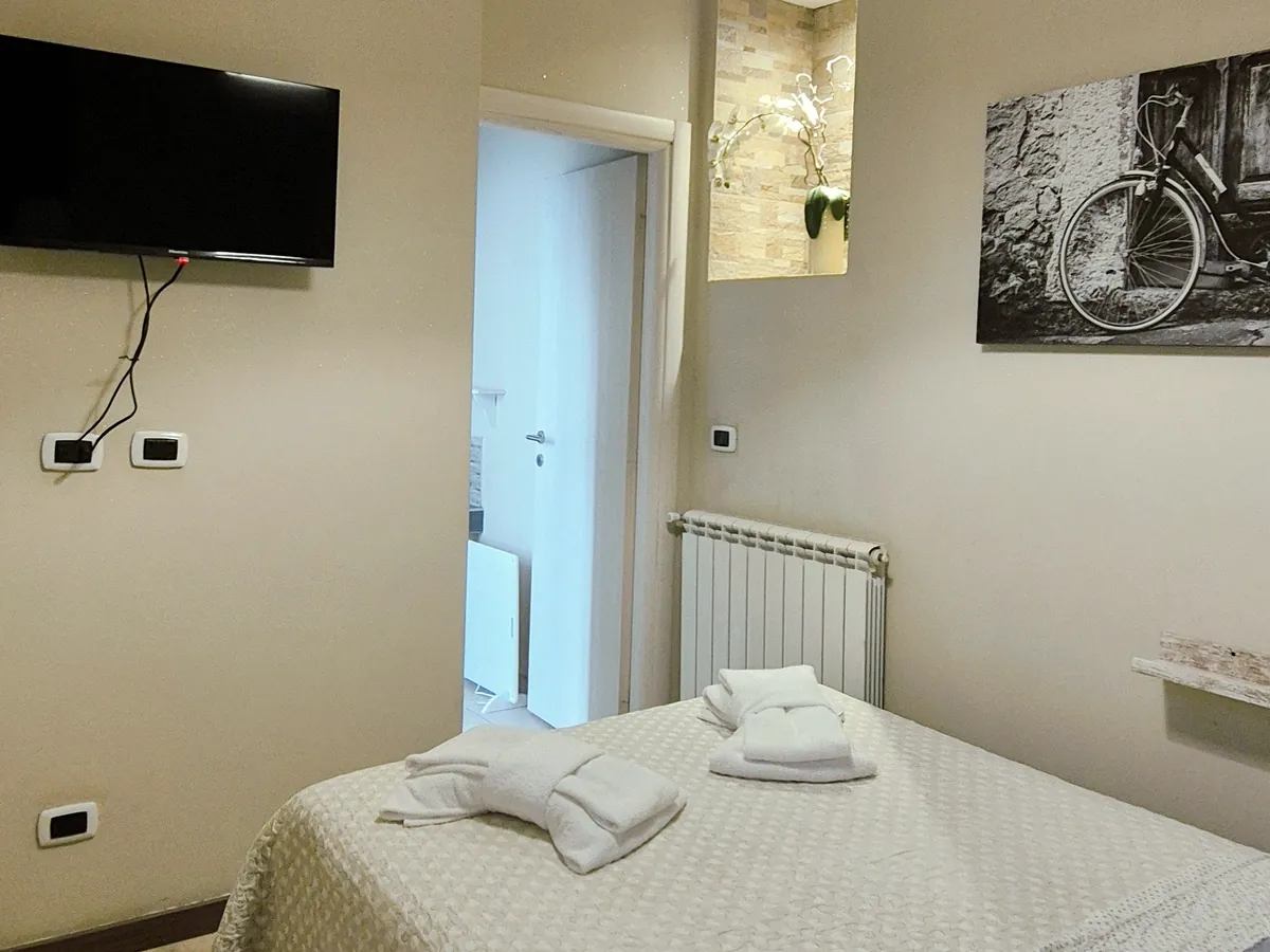 La nicchia illuminata accanto al letto