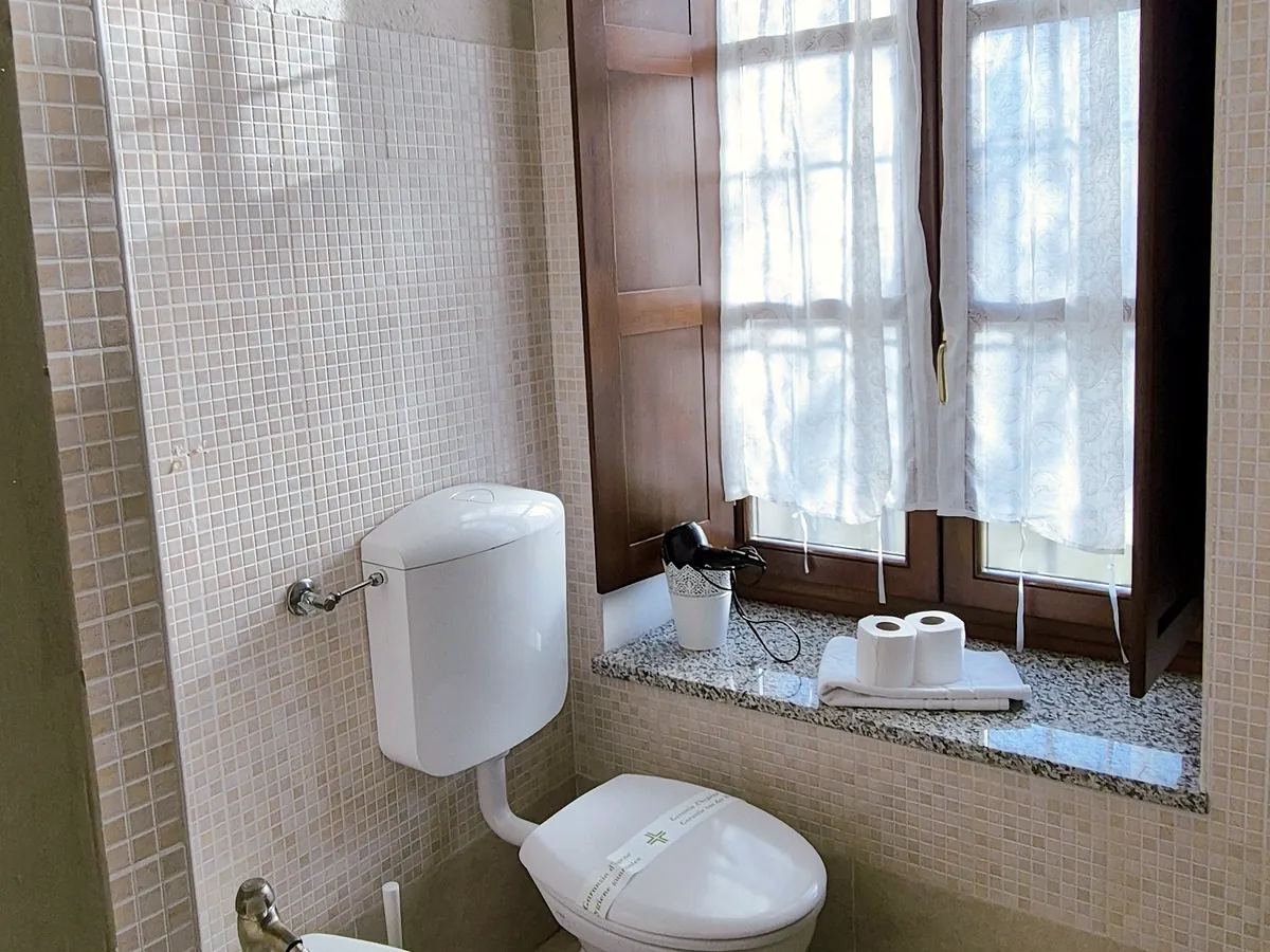 Il bagno privato, con la finestra