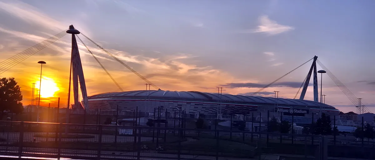 Il sole che sorge dietro l'Allianz Stadium